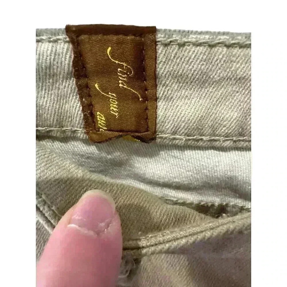 Aura From Women at Wrangler Short Rise Tan Jeans, Size 8P Tall, Pre-Owned - Picture 5 of 12